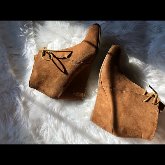 Lace-up Booties Size 8 - Picture 4 of 6